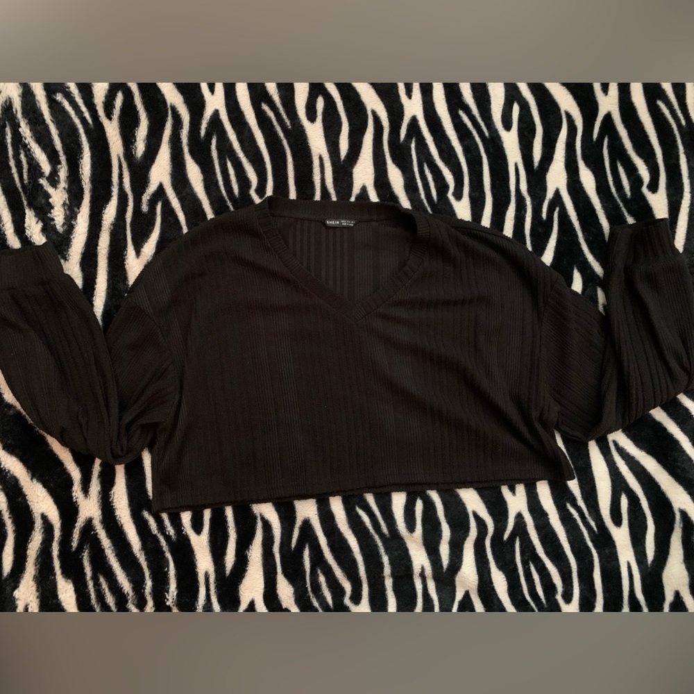 black long sleeve crop top